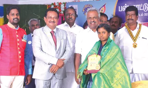 பொதுத்தேர்வில் முதல் மதிப்பெண் பிடித்த மாணவர்களுக்கு பரிசு