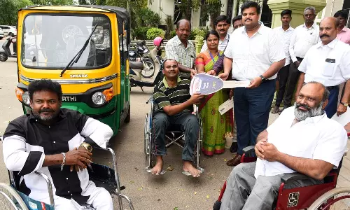 அம்பேத்கர் தொழில் முன்னோடிகள் திட்டத்தின் கீழ் மாற்றுத்திறனாளிக்கு மின் ஆட்டோ