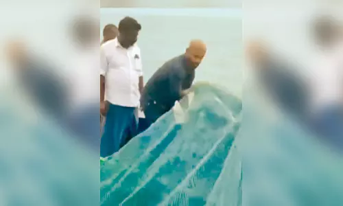 மீனவர்களுடன் கடலுக்கு சென்று மீன்பிடித்த கலெக்டர்