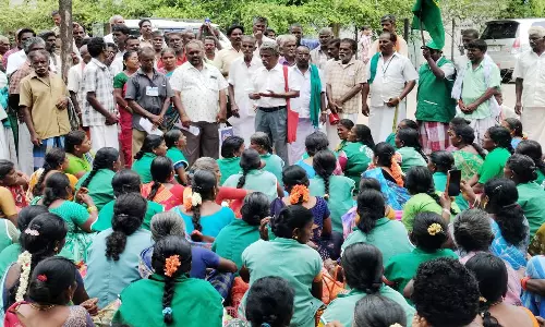 திண்டுக்கல் கலெக்டர் அலுவலகத்தில் பல்வேறு கோரிக்கைகளை வலியுறுத்தி தூய்மை பணியாளர்கள் ஆர்ப்பாட்டம்