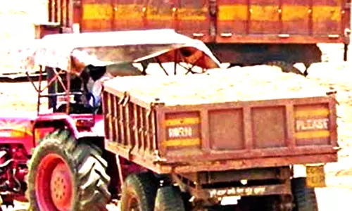 மணல் கடத்திய டிரெய்லர் பறிமுதல்