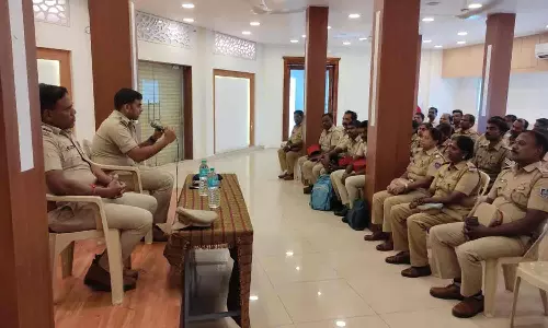 குடும்பத்தினருடன் செல்பவர்களை தொந்தரவு செய்யக்கூடாது