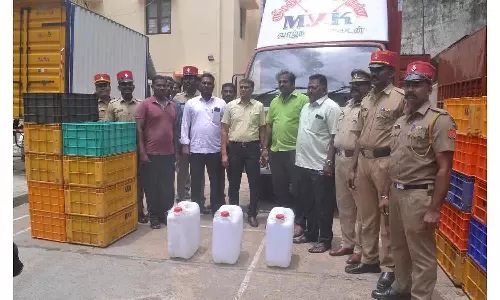 லாரியில் ரகசிய அறை அமைத்து எரிசாராயம் கடத்தல்