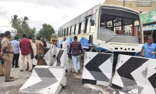 காரமடையில் சாலை தடுப்பில் மோதிய அரசு பஸ்