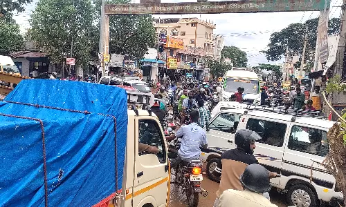 குண்டும், குழியுமாக காட்சியளிக்கும் தடாகம் சாலை