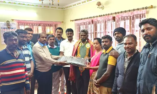 பணியில் இருந்து ஓய்வுபெற்ற தூய்மை பணியாளருக்கு விருந்து