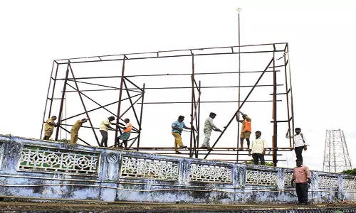 காற்றின் வேகத்தால் விபத்து ஏற்படாமல் இருக்க நெல்லை மாநகர பகுதியில் இரும்பு பேனர்கள் அகற்றும் பணி மும்முரம்