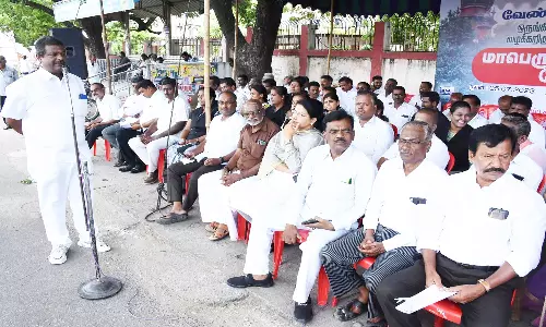 வேலூர் கோர்ட்டு அருகே வக்கீல்கள் உண்ணாவிரதம்