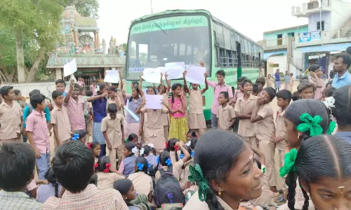 உளுந்தூர்பேட்டை அருகே  கிராமத்திற்குள் வராத அரசு பஸ்சை சிறைபிடித்து சாலை மறியல்