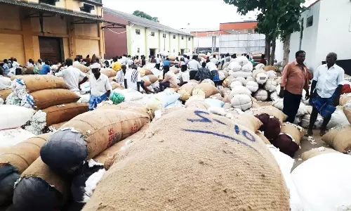 அரூர் வேளாண்மை கூட்டுறவு சங்கத்தில் பருத்தி மூட்டைகள் மழையில் நனையாதவாறு கொட்டகை அமைக்க வேண்டும்