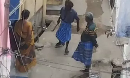 பழனியில் அரிவாளை வைத்து பொதுமக்களை மிரட்டும் வாலிபரால் பரபரப்பு