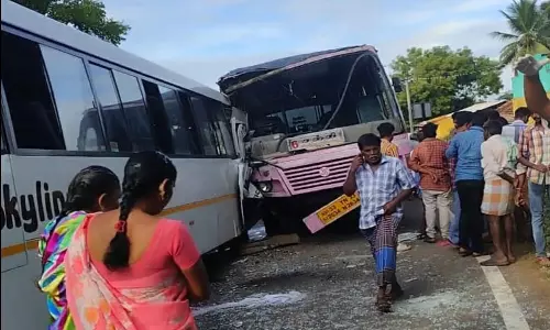 அரசு பஸ்-தனியார் கம்பெனி பஸ் நேருக்கு நேர் மோதி விபத்து; 12 பேர் காயம்