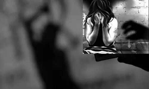 ஆபாச பட நடிகை போன்று உடை அணிய வற்புறுத்துகிறார்.. கணவன் மீது மனைவி புகார்