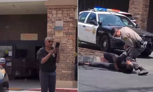 பெண்ணை கீழே தள்ளி மிளகுத்தூளை தூவிய போலீஸ் அதிகாரி.. அமெரிக்காவில் பரபரப்பு