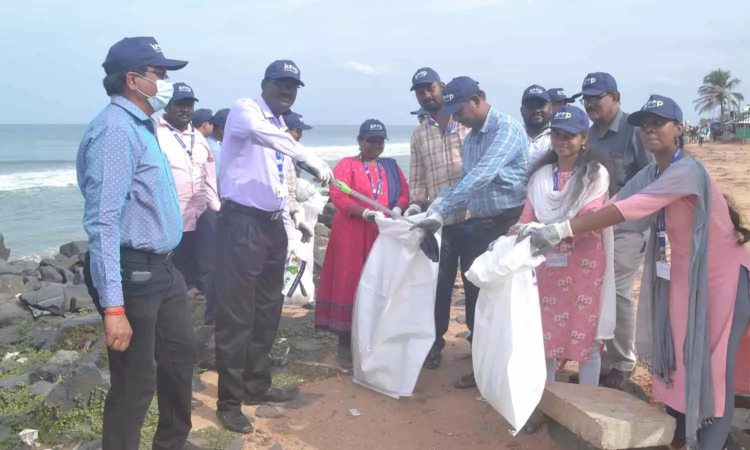 புள்ளியியல் துறை ஊழியர்கள் கடற்கரையில் துப்புரவு முகாம் புள்ளியியல் துறை ஊழியர்கள் கடற்கரையில் துப்புரவு முகாம்