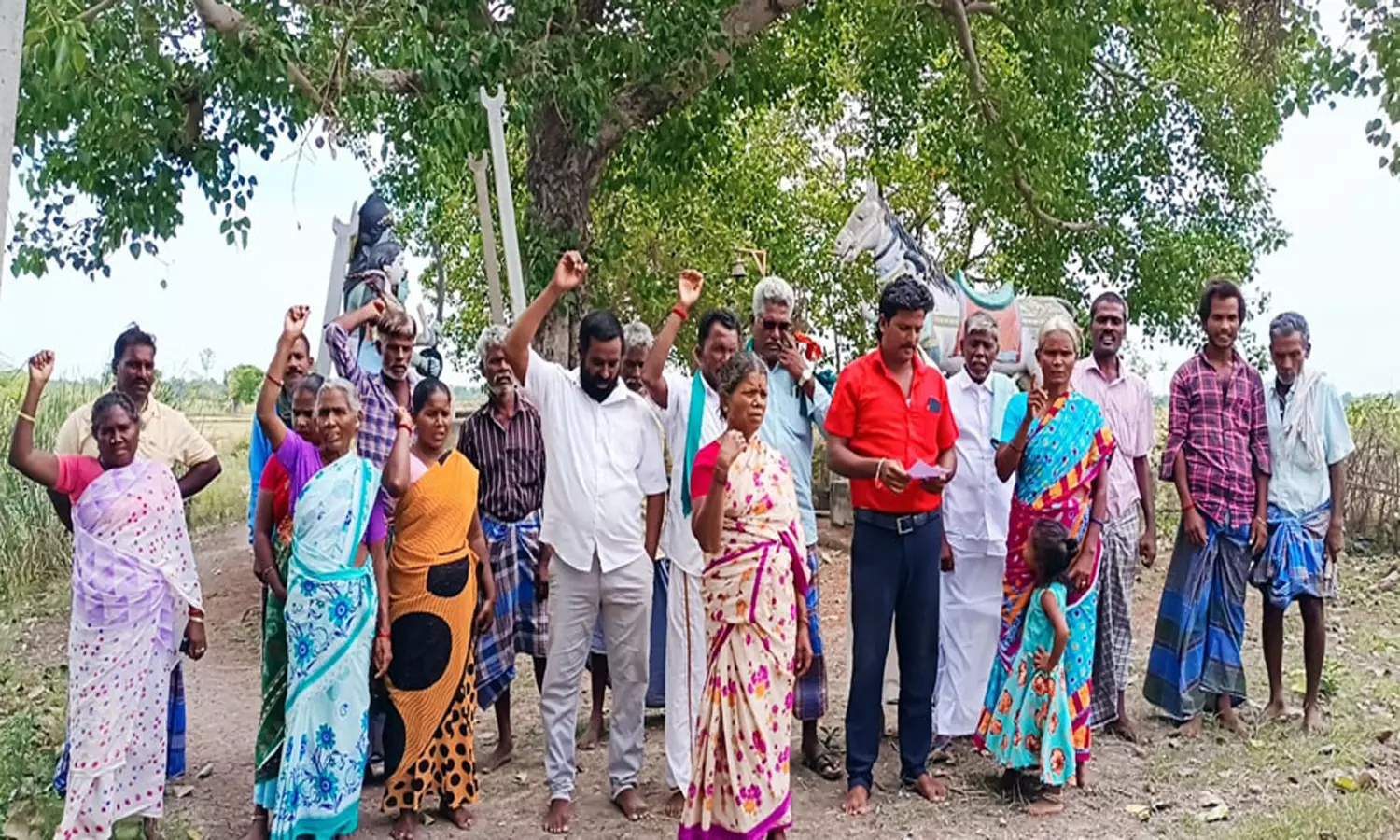 பாலம் அமைக்கக்கோரி ஆர்ப்பாட்டம் பாலம் அமைக்கக்கோரி ஆர்ப்பாட்டம்