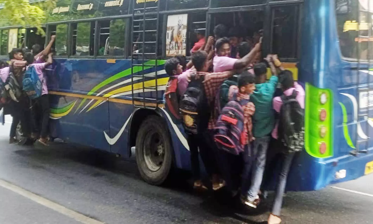 திண்டுக்கல், சாணார்பட்டி பகுதிகளில் பஸ் படிக்கட்டில் தொங்கியபடி மாணவர்கள் ஆபத்தான பயணம் திண்டுக்கல், சாணார்பட்டி பகுதிகளில் பஸ் படிக்கட்டில் தொங்கியபடி மாணவர்கள் ஆபத்தான பயணம்