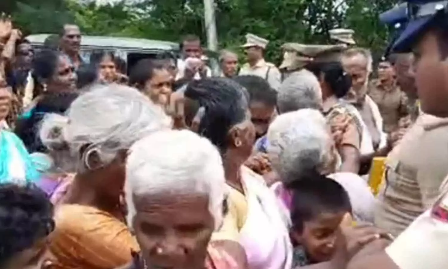 பரந்தூரில் அதிகாரிகள் ஆய்வை தடுத்து கிராமமக்கள் போராட்டம்- பெண்கள் உள்பட 200 பேர் கைது பரந்தூரில் அதிகாரிகள் ஆய்வை தடுத்து கிராமமக்கள் போராட்டம்- பெண்கள் உள்பட 200 பேர் கைது