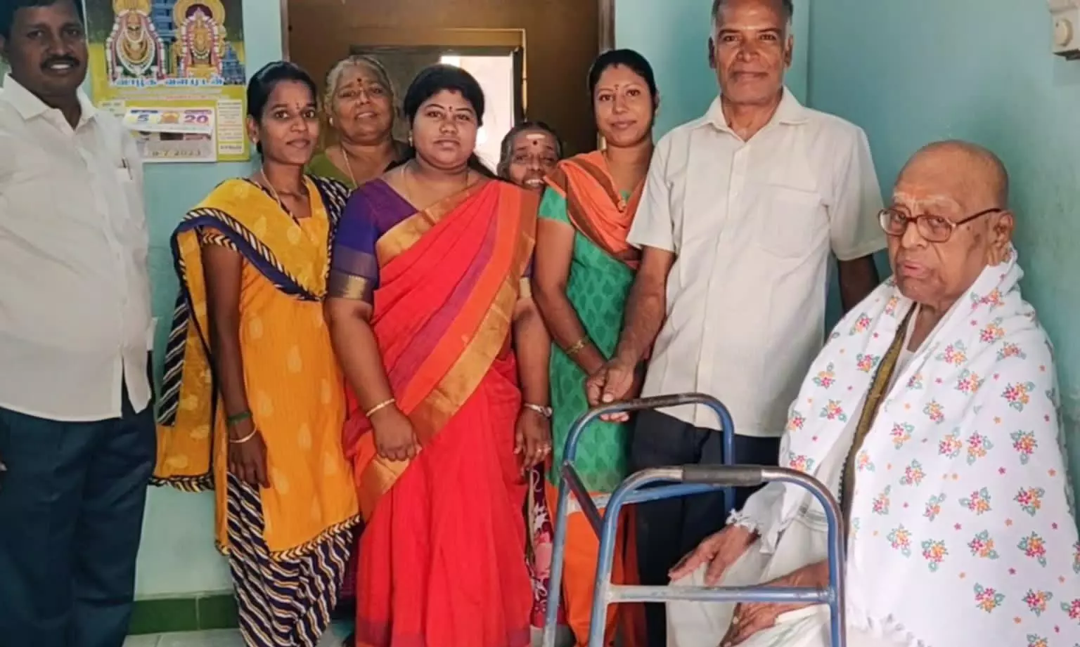 104 வயது சுதந்திரப் போராட்ட தியாகி வீட்டுக்கு நேரில் சென்று பொன்னாடை அணிவித்த அதிகாரிகள் 104 வயது சுதந்திரப் போராட்ட தியாகி வீட்டுக்கு நேரில் சென்று பொன்னாடை அணிவித்த அதிகாரிகள்