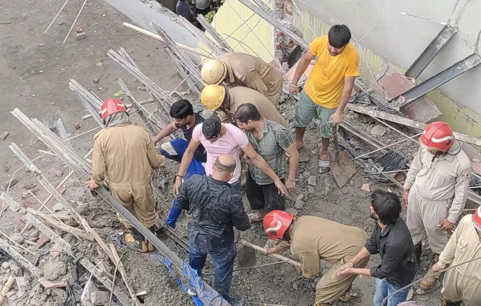 டெல்லியில் புதிதாக கட்டப்பட்டு வந்த கட்டிடம் இடிந்து விழுந்து விபத்து- மீட்பு பணி தீவிரம் டெல்லியில் புதிதாக கட்டப்பட்டு வந்த கட்டிடம் இடிந்து விழுந்து விபத்து- மீட்பு பணி தீவிரம்
