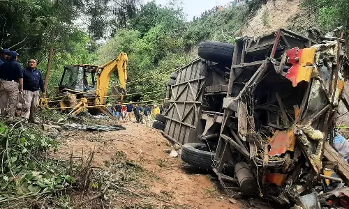 மெக்சிகோவில் பேருந்து பள்ளத்தாக்கில் கவிழ்ந்து விபத்து- 27 பேர் உயிரிழப்பு