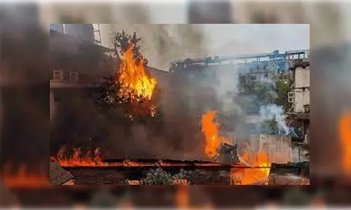 மணிப்பூரில் பாதுகாப்புப்படை வீரர்கள் வீட்டிற்கு தீ வைத்த கும்பல்