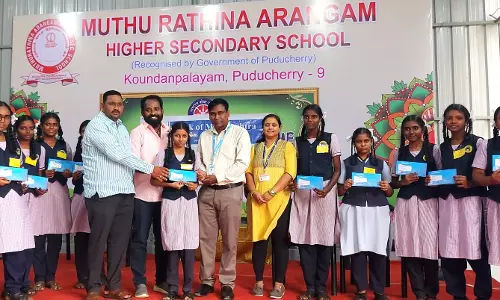 மாணவர்களுக்கு ஏ.டி.எம். கார்டு வழங்கல்