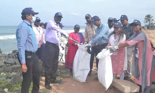 புள்ளியியல் துறை ஊழியர்கள் கடற்கரையில் துப்புரவு முகாம்