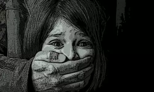 பைக்கில் கடத்தப்பட்ட சிறுமியை காப்பாற்றிய திருநங்கை- போலீசார் பாராட்டு