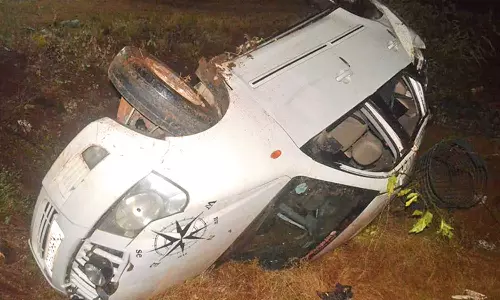 நான்கு வழிச்சாலையில் கார் கவிழ்ந்து 3 பேர் பலி- 7 பேருக்கு ஆஸ்பத்திரியில் தீவிர சிகிச்சை