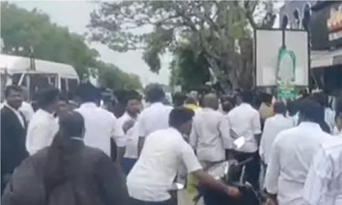 கோர்ட்டு அருகே வெடிகுண்டு வீசி ரவுடி கொலை- 5 பேர் கொண்ட கூலிப்படை தாக்குதல்