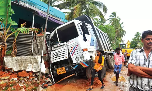 டிரைவரின் கட்டுப்பாட்டை இழந்து வீட்டுக்குள் புகுந்த லாரி
