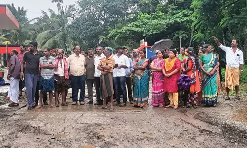 சித்திரங்கோடு பகுதியில் கனிம வளங்கள் கொண்டு செல்லும் லாரிகளை கண்டித்து ஆர்ப்பாட்டம்