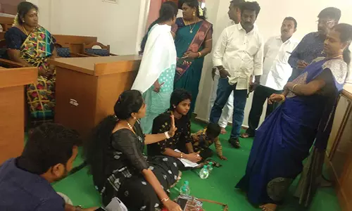 செங்கல்பட்டு நகராட்சி கூட்டத்தில் தரையில் அமர்ந்து அ.தி.மு.க. கவுன்சிலர்கள் போராட்டம்
