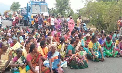 100 நாள் வேலை திட்ட பணியாளர்கள் திடீர் சாலை மறியல்