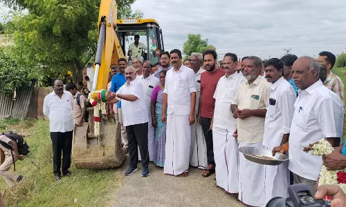 செஞ்சி அருகே ரூ.32 லட்சம் மதிப்பில் சாலை அமைக்கும் பணி: அமைச்சர் செஞ்சி மஸ்தான் தொடங்கி வைத்தார்