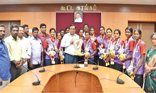 மாநில கையுந்து போட்டியில் தங்கம் வென்ற சேலம் மாணவிகளுக்கு கலெக்டர் பாராட்டு