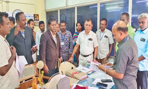 ராசிபுரம் தாலுகா அலுவலகத்தை ஜப்தி செய்ய சென்ற கோர்ட்டு ஊழியர்கள்