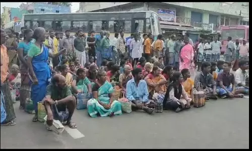 விருத்தாசலத்தில் தொழிலாளர்கள் நிற்பதற்கு மாற்று இடம் வழங்கியதால் சாலை மறியல்