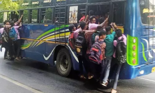 திண்டுக்கல், சாணார்பட்டி பகுதிகளில் பஸ் படிக்கட்டில் தொங்கியபடி மாணவர்கள் ஆபத்தான பயணம்