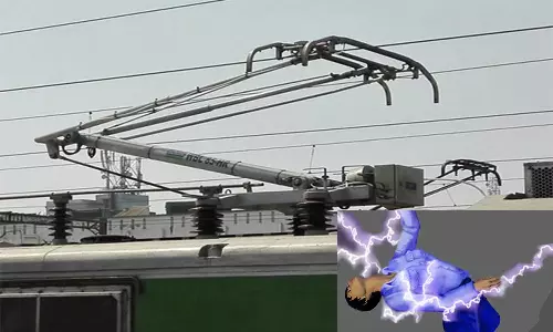 ரெயில் மீது ஏறிய தொழிலாளி மின்சாரம் தாக்கி படுகாயம்