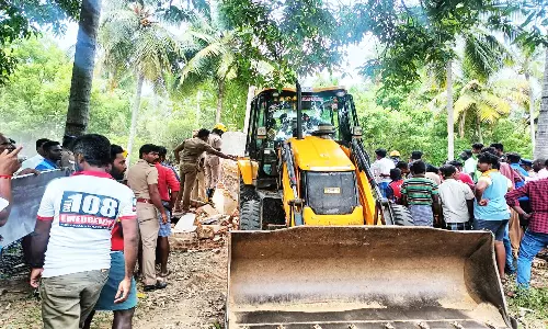 சுவர் இடிந்து விழுந்து தொழிலாளி சாவு
