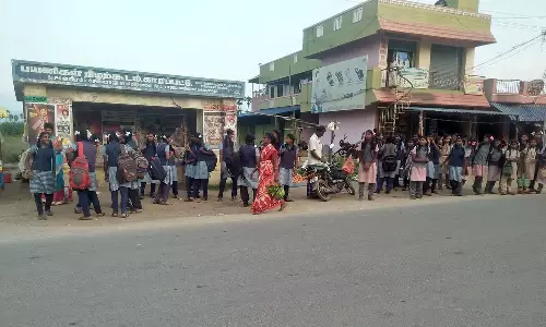 மாலை நேர சிறப்பு வகுப்பால் பேருந்தில் செல்லும் மாணவிகள் தவிப்பு