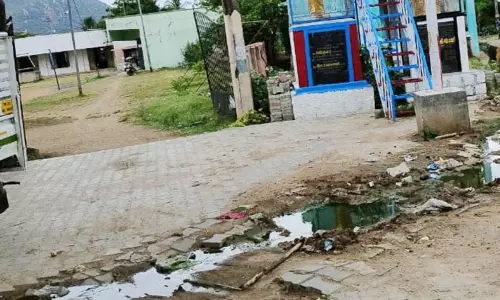 அரசு பள்ளியில் தேங்கி நிற்கும் கழிவுநீரால் சுகாதார சீர்கேடு