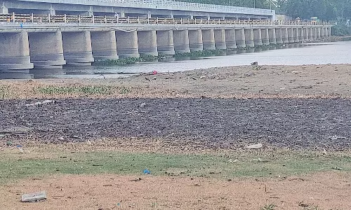 ஆத்தூர் அருகே வறண்ட நிலையில் காணப்படும் தாமிரபரணி ஆற்றின் கடைசி பாலப்பகுதி