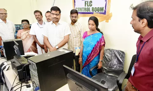 வாக்குப்பதிவு எந்திர முதல்நிலை  சரிபார்ப்பு பணியை அதிகாரி ஆய்வு