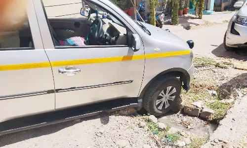 உடைந்த கழிவுநீர் கால்வாயை சீரமைக்காததால் தொடரும் விபத்து