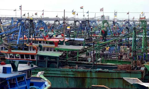 நெல்லை, தூத்துக்குடி மாவட்டத்தில் 3-வது நாளாக மீனவர்கள் கடலுக்கு செல்லவில்லை