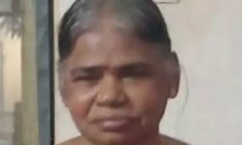 குண்டும், குழியுமான சாலையில் வாகனம் சிக்கி ஓய்வுபெற்ற பெண் ஊழியர் பலி