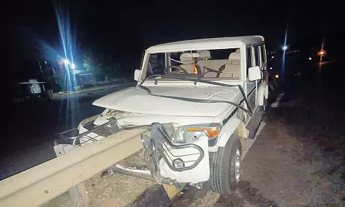 வடமதுரை அருகே சென்டர் மீடியனில் ஜீப்மோதி 3 பேர் படுகாயம்